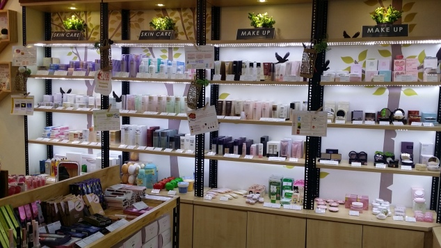 Skincare and makeup. Do you see any of your favourite products here? /drools again/