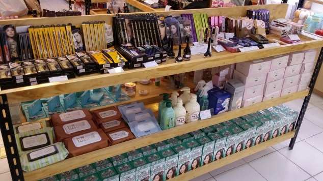 I may or may not have freaked out inside over this counter - CLIO PRODUCTS OH MY GOODNESS. LEE HYORI MY GODDESS OOHLALAAAAAA. (Sorry, Dara!) Also, those Etude House Color My Brows browcaras! I'm seriously contemplating on purchasing one as my Majolica Majorca one is harder to find here in Duma.